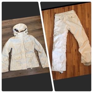 Four square snowboard jacket and pants set. Women’s size small.